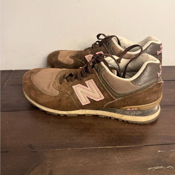 New Balance 574 Brown Suede Pink Logo Sneakers Women’s Size 9 Classic Retro - Picture 5 of 7